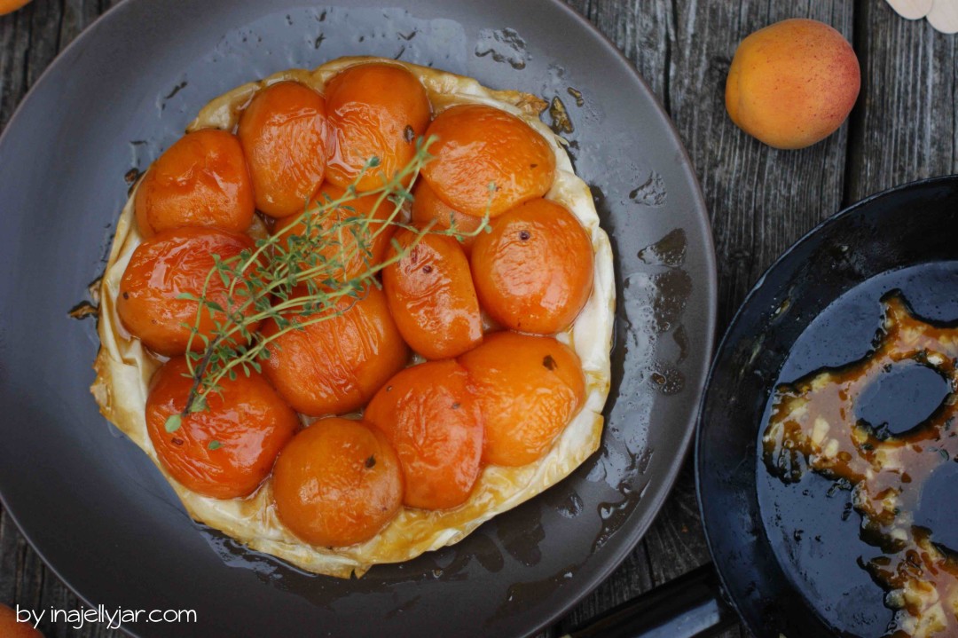 Tarte Tatin mit Marillen und Zitronenthymian auf knusprigem Filoteig