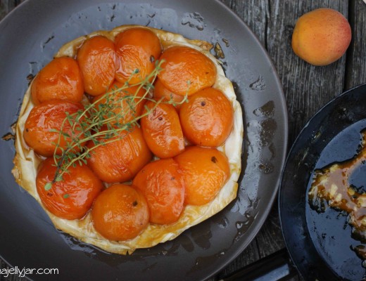 Tarte Tatin mit Marillen und Zitronenthymian auf knusprigem Filoteig