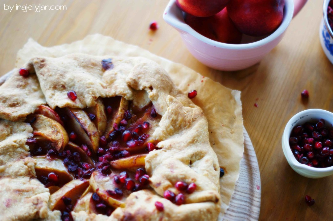 Zimtapfel-Galette mit Granatapfel und knusprigem Mürbteigboden