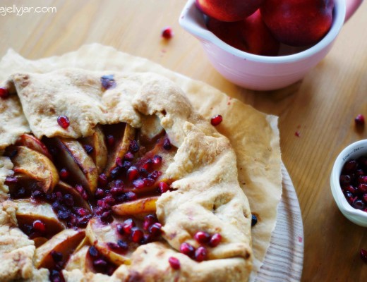 Zimtapfel-Galette mit Granatapfel und knusprigem Mürbteigboden