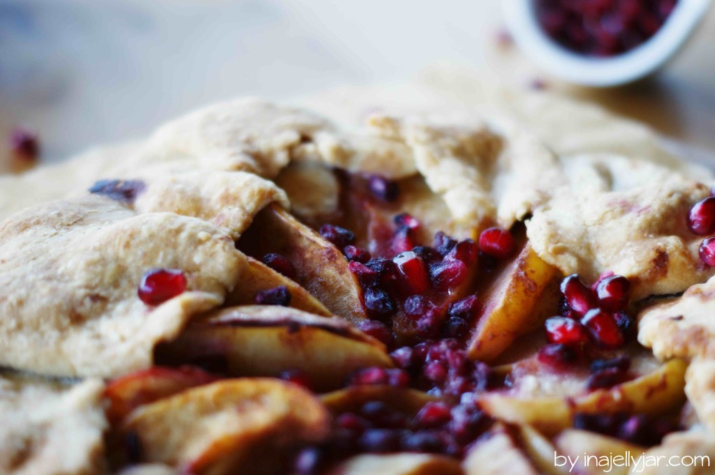 Zimtapfel-Galette mit Granatapfel und knusprigem Mürbteigboden