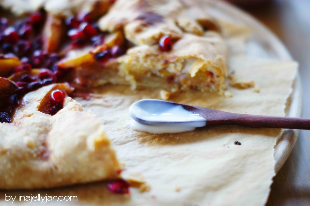 Zimtapfel-Galette mit Granatapfel und knusprigem Mürbteigboden