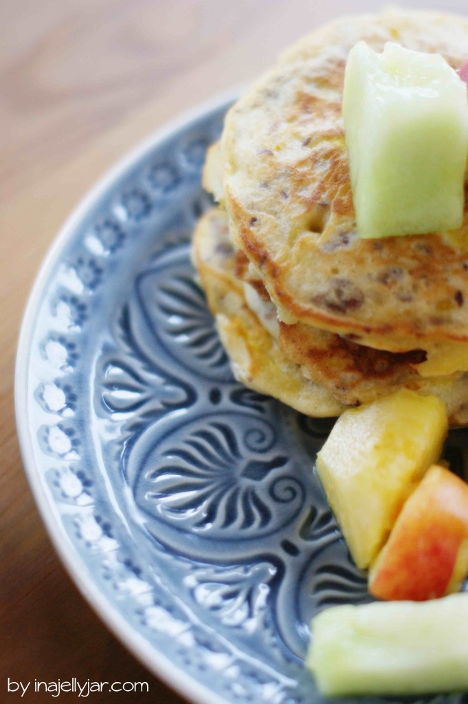 Zucchinipancakes mit Leinsamen und Obstsalat