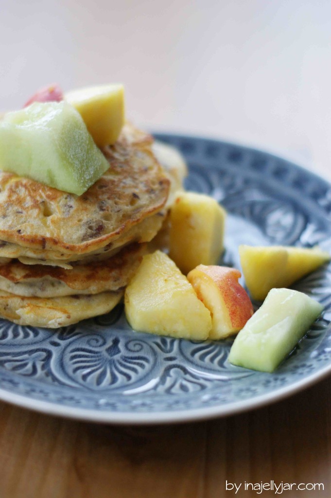 Zucchinipancakes mit Leinsamen und Obstsalat