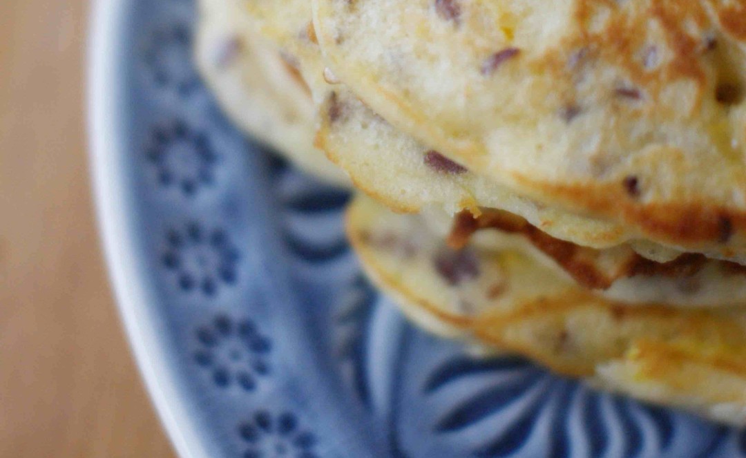 Zucchinipancakes mit Leinsamen und Obstsalat