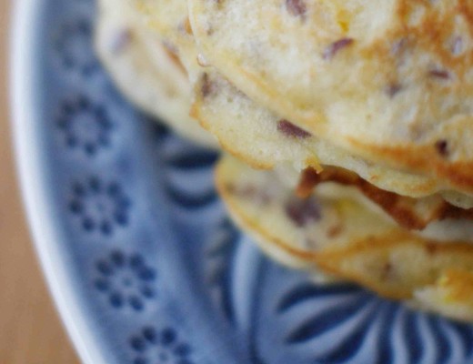 Zucchinipancakes mit Leinsamen und Obstsalat