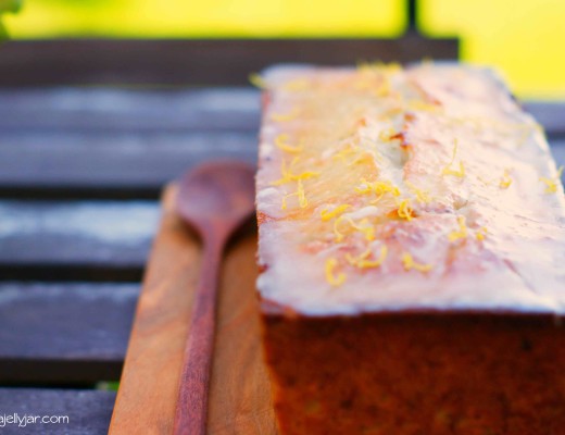Zucchini-Zitronenkuchen mit Zitronenglasur - der perfekte Sommerkuchen mit einer Extraportion gesundem Gemüse