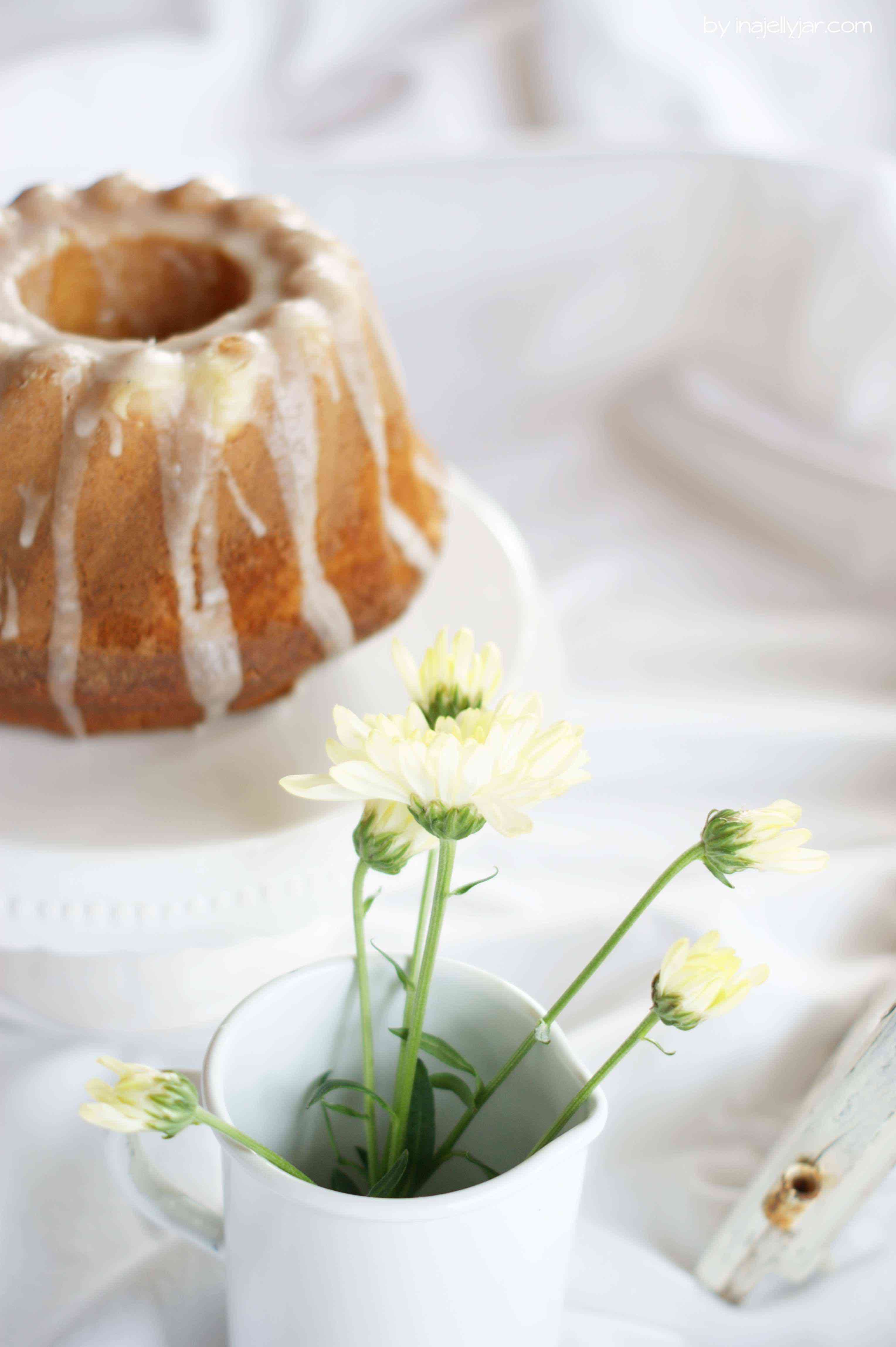 Holunderblüten-Gugelhupf aus Holunderblütensirup mit Zuckerguss