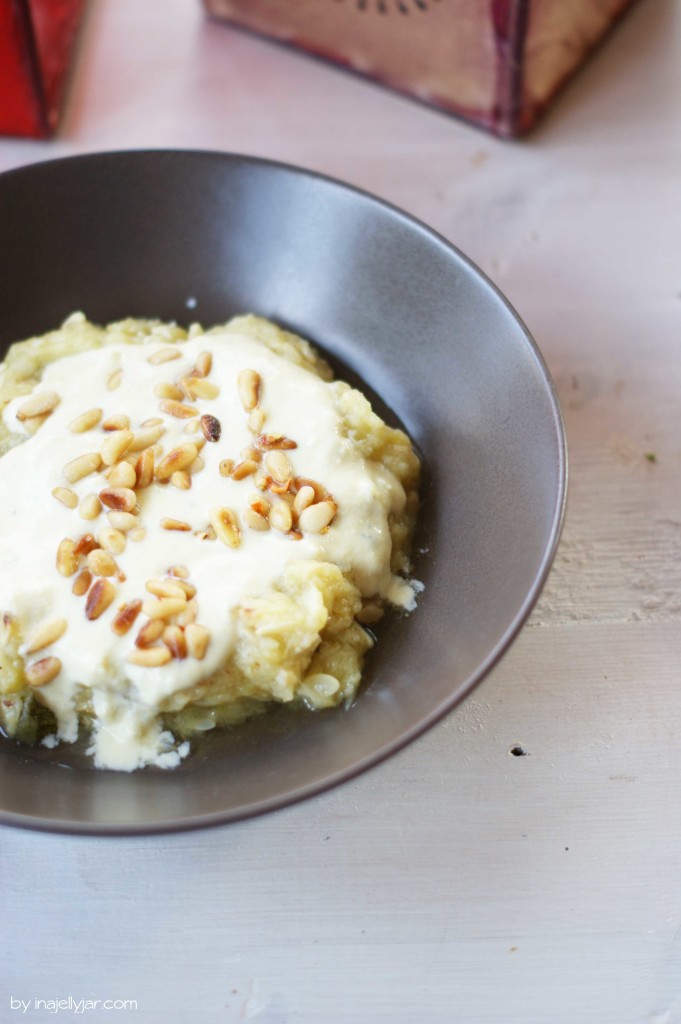 Zucchini Baba-Ganoush mit Roquefort und Pinienkernen