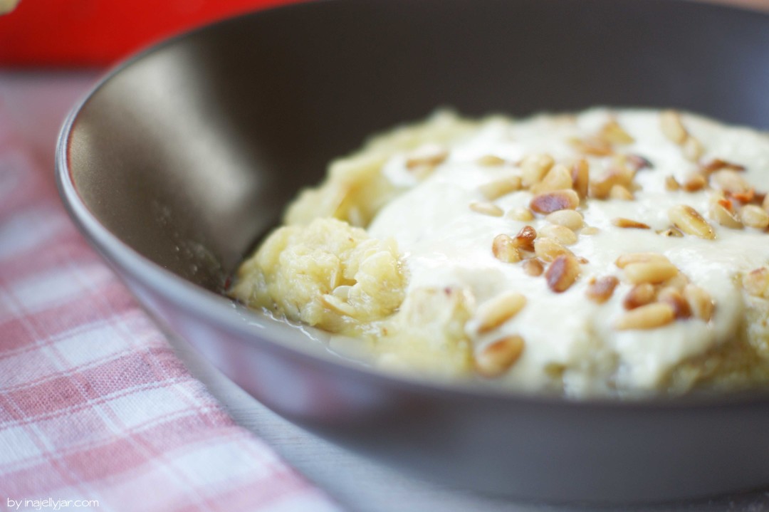 Zucchini Baba-Ganoush mit Roquefort und Pinienkernen