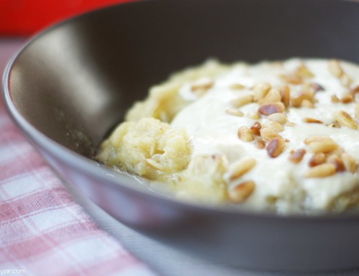 Zucchini Baba-Ganoush mit Roquefort und Pinienkernen