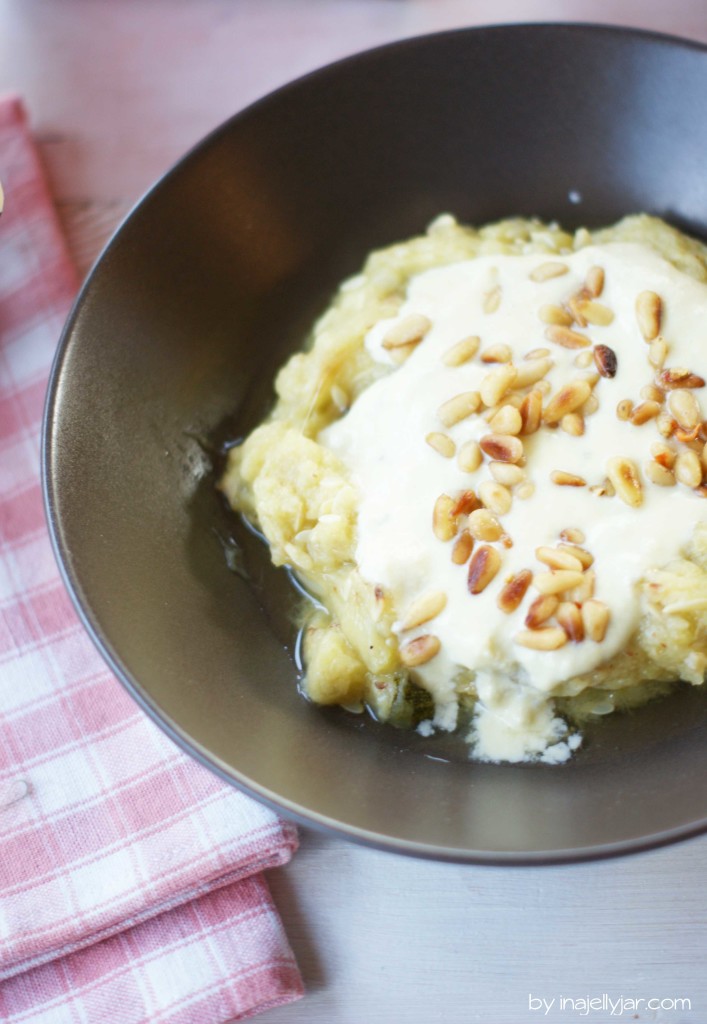 Zucchini Baba-Ganoush mit Roquefort und Pinienkernen