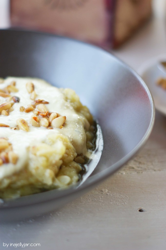 Zucchini Baba-Ganoush mit Roquefort und Pinienkernen