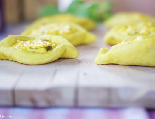 Fatair sind orientalische Mezze mit Feta und Basilikum-Füllung