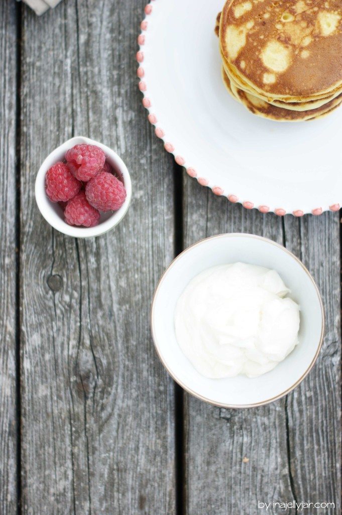 Orangenblüten-Pancakes mit Himbeerkompott ud Frischkäsecreme