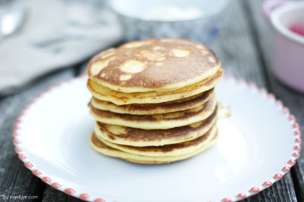Orangenblüten-Pancakes mit Himbeerkompott ud Frischkäsecreme