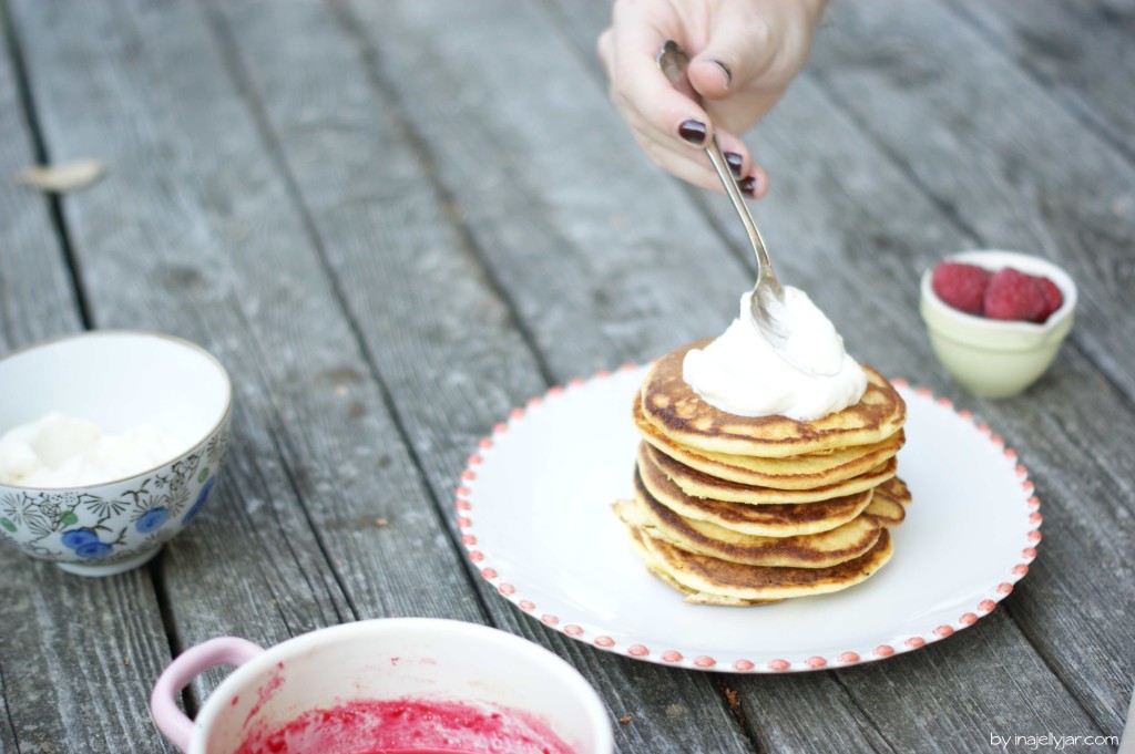 Orangenblüten-Pancakes mit Himbeerkompott ud Frischkäsecreme