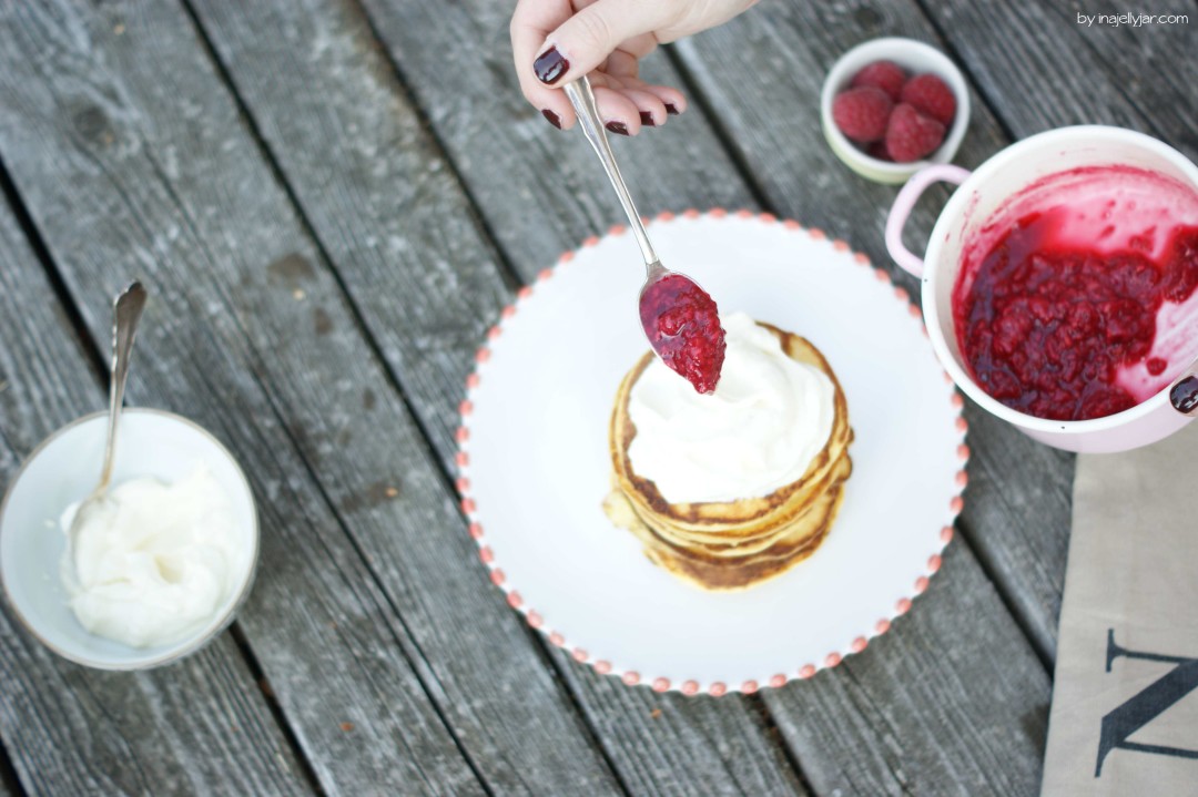 Orangenblüten-Pancakes mit Himbeerkompott ud Frischkäsecreme