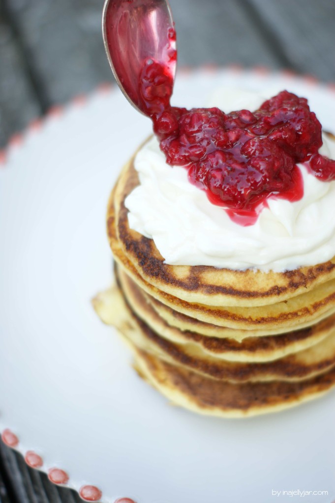 Orangenblüten-Pancakes mit Himbeerkompott ud Frischkäsecreme