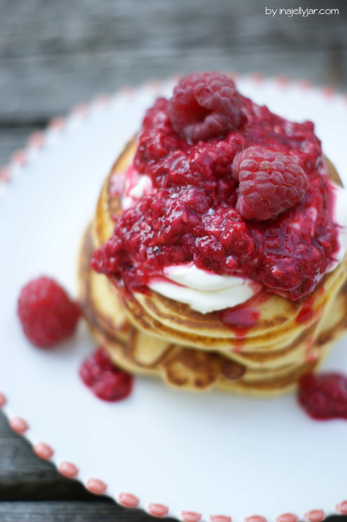 Orangenblüten-Pancakes mit Himbeerkompott ud Frischkäsecreme