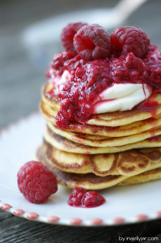 Orangenblüten-Pancakes mit Himbeerkompott ud Frischkäsecreme