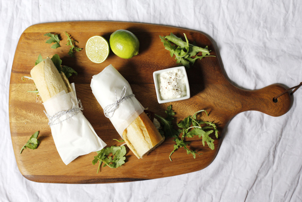 Vegetarsiches Tofu Sandwich mit Feta und Mungbohnensprossen