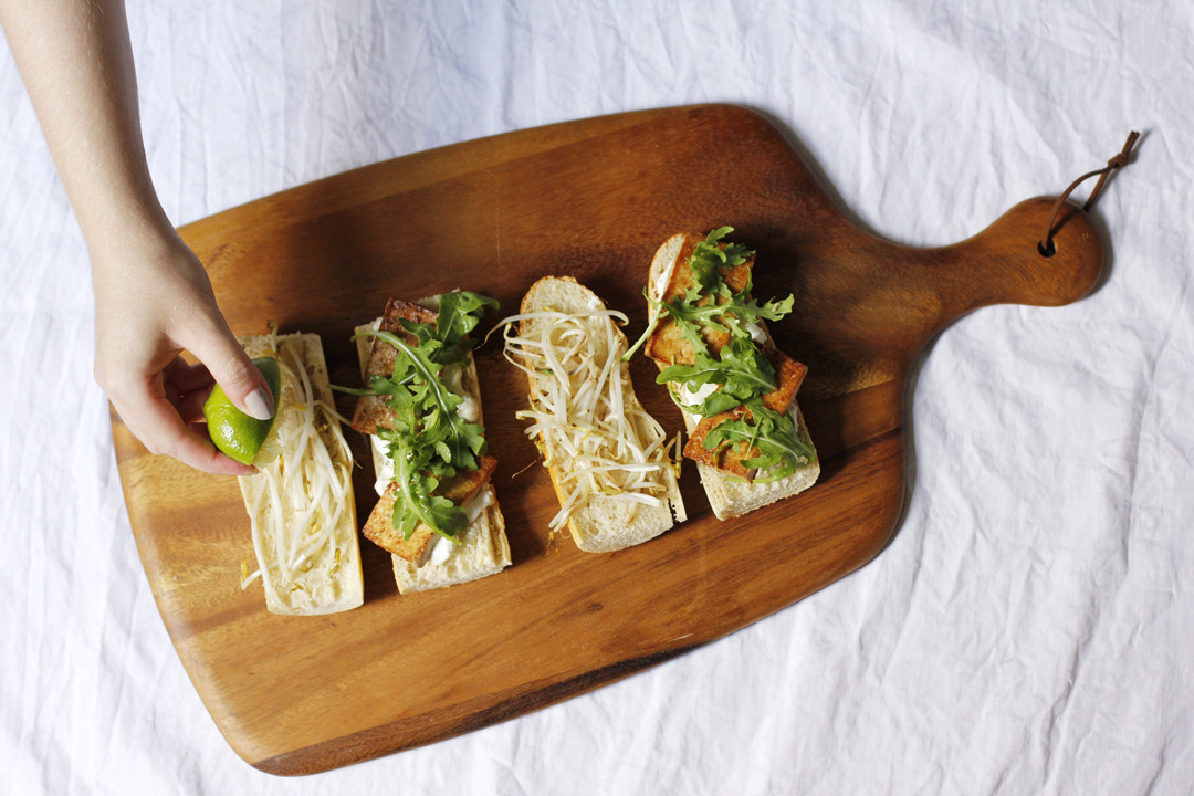 Vegetarsiches Tofu Sandwich mit Feta und Mungbohnensprossen