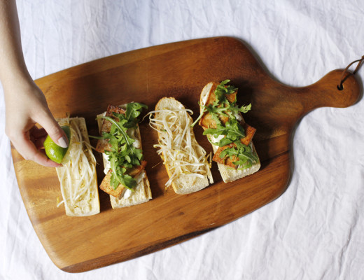 Vegetarsiches Tofu Sandwich mit Feta und Mungbohnensprossen