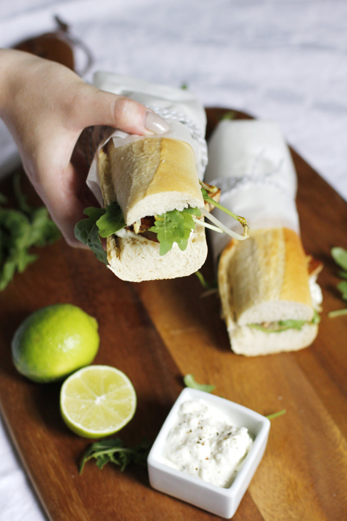 Vegetarsiches Tofu Sandwich mit Feta und Mungbohnensprossen