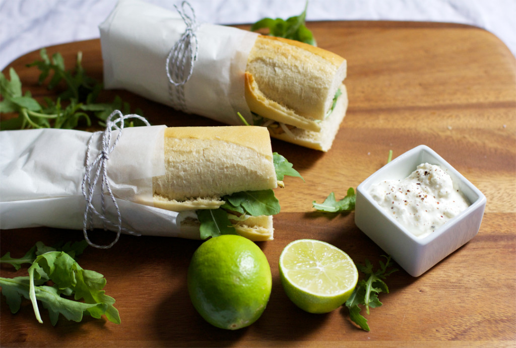 Vegetarsiches Tofu Sandwich mit Feta und Mungbohnensprossen