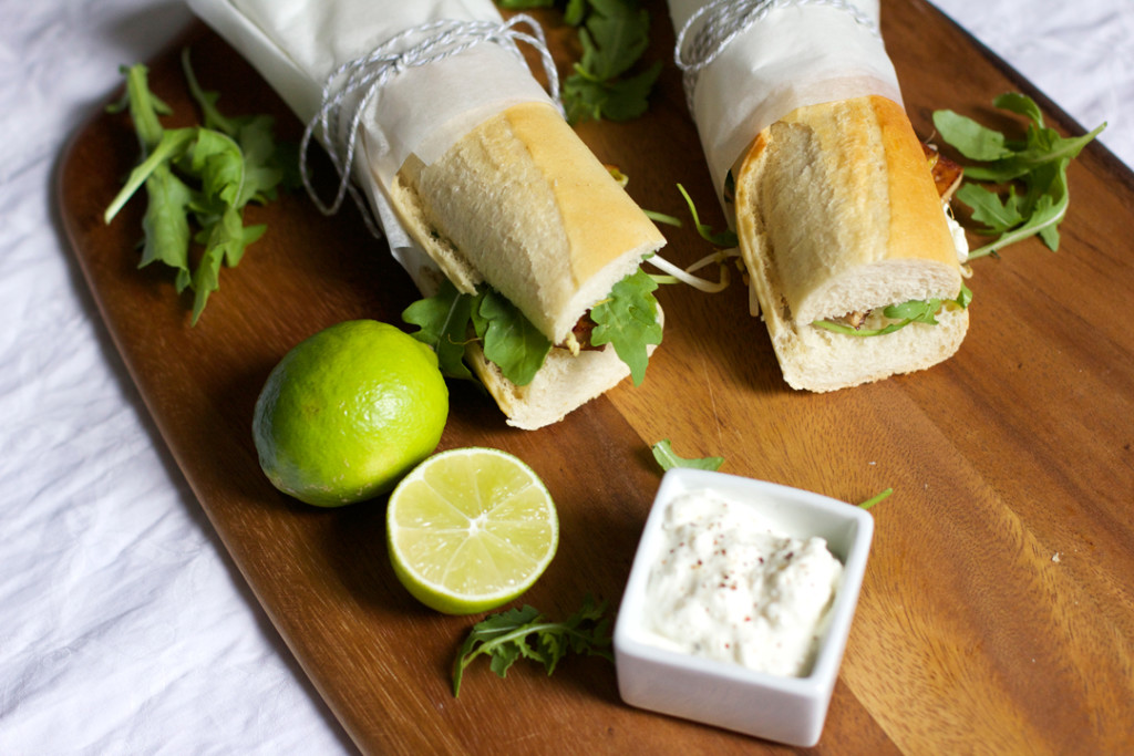 Vegetarsiches Tofu Sandwich mit Feta und Mungbohnensprossen