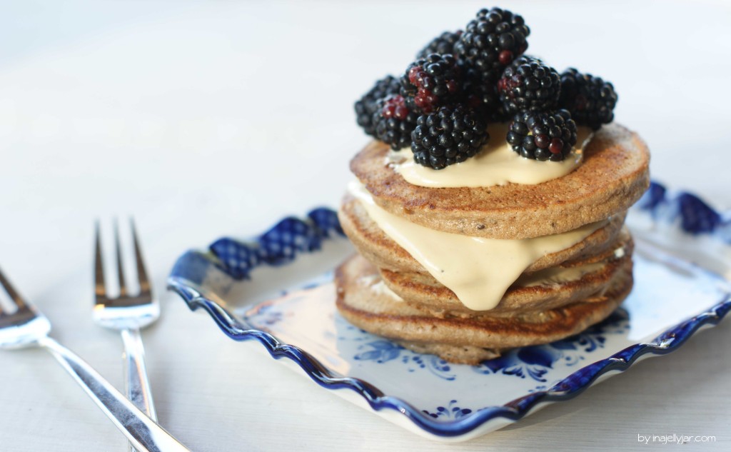 Kastanien Pancakes mit Cashewcreme und Brombeeren