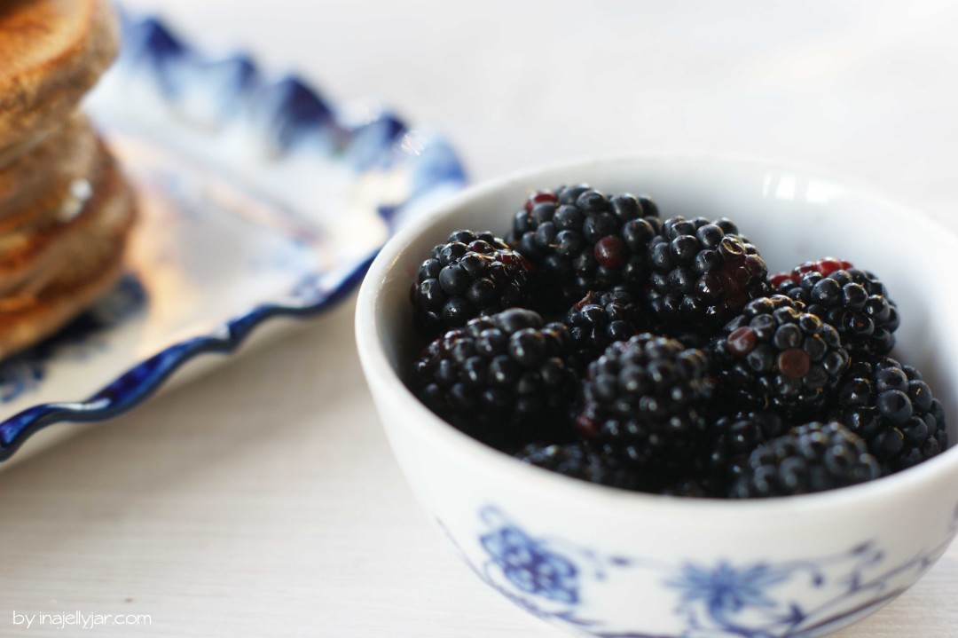 Kastanien Pancakes mit Cashewcreme und Brombeeren