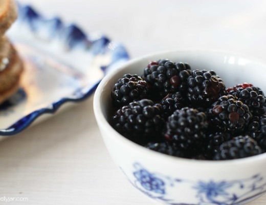 Kastanien Pancakes mit Cashewcreme und Brombeeren