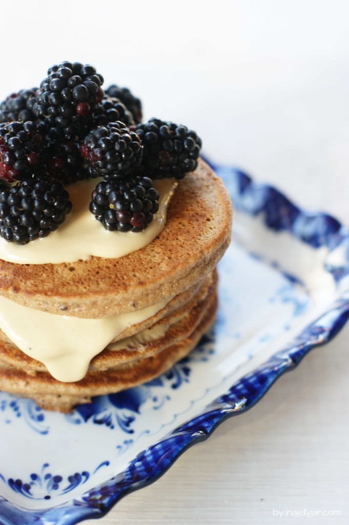 Kastanien Pancakes mit Cashewcreme und Brombeeren