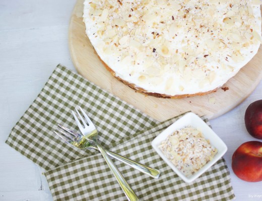 Saftige Pfirsich-Amaretto-Sahnetorte auf Biscuitboden