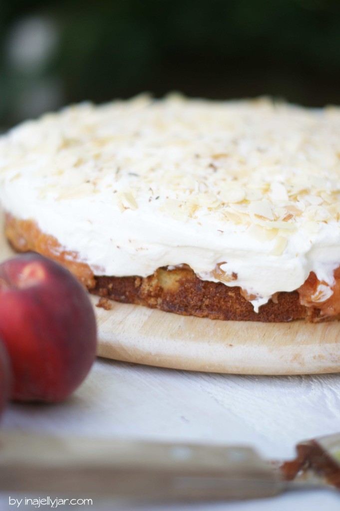 Saftige Pfirsich-Amaretto-Sahnetorte auf Biscuitboden