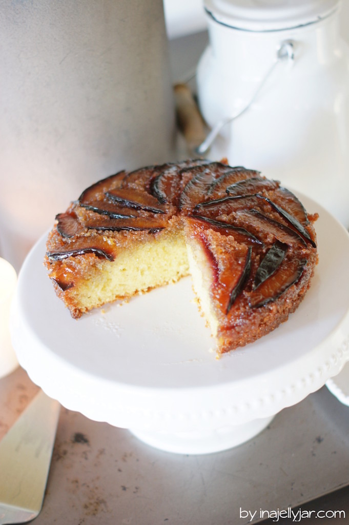 Saftige Upside Down-Kuchen mit Zwetschgen und Honig