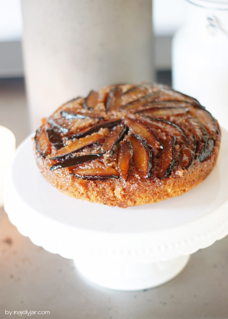 Saftige Upside Down-Kuchen mit Zwetschgen und Honig