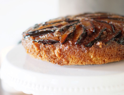 Saftige Upside Down-Kuchen mit Zwetschgen und Honig