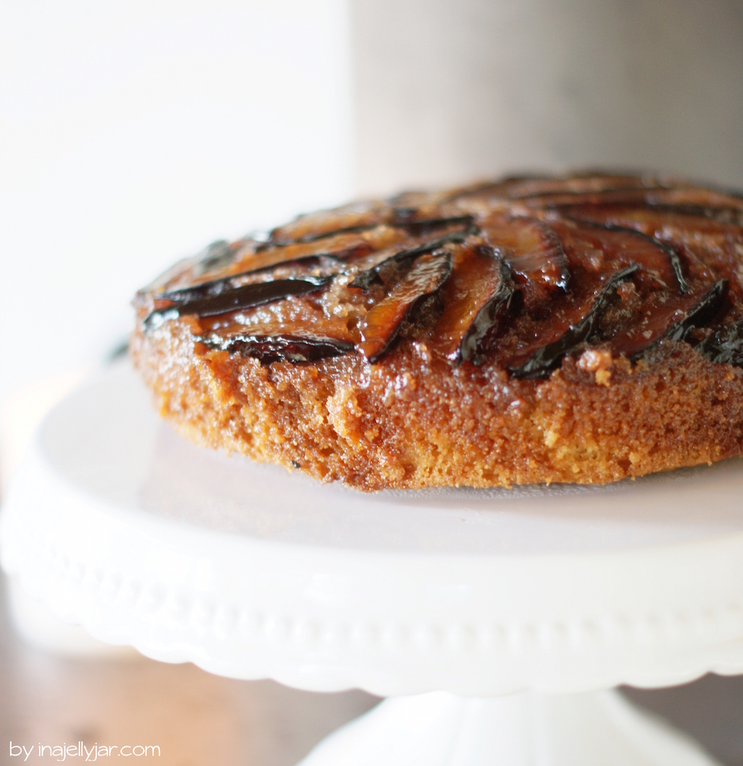 Saftige Upside Down-Kuchen mit Zwetschgen und Honig