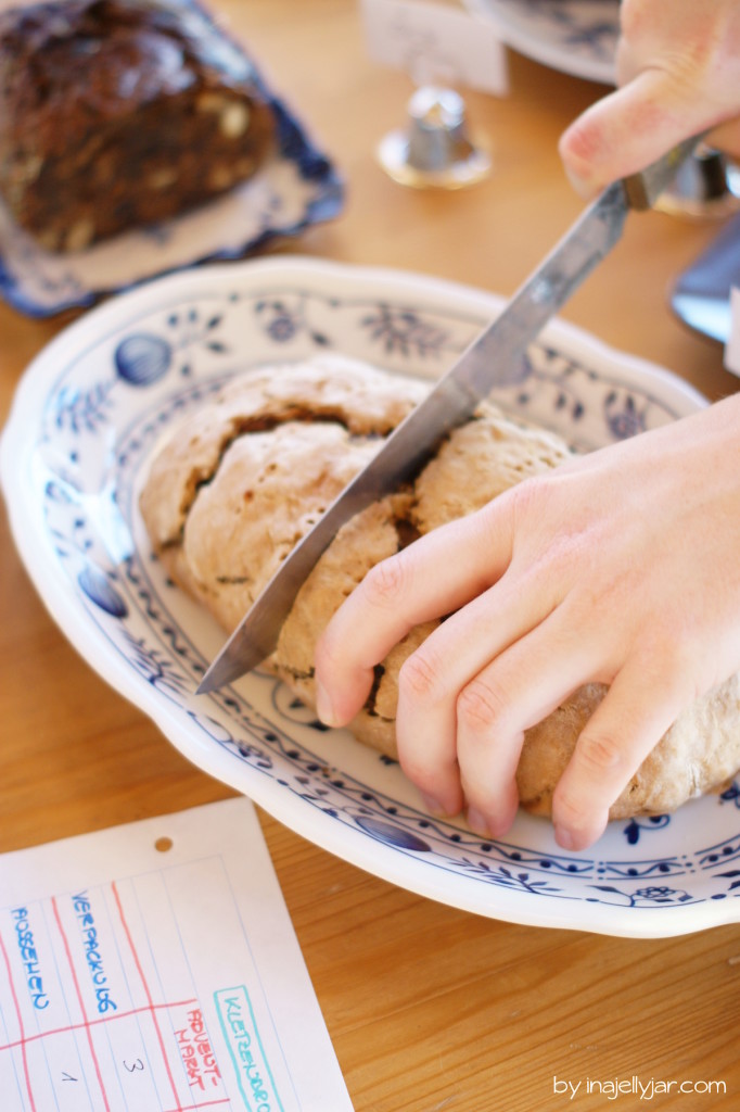 Kletzenbrot wird aufgeschnitten