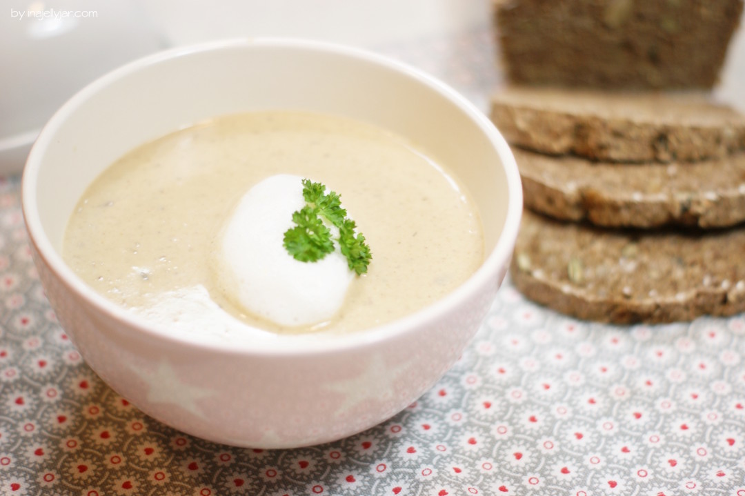 Maronisuppe mit Trüffelschaum und frischem Brot