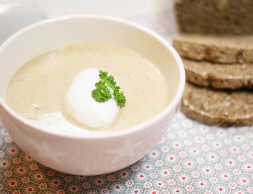 Maronisuppe mit Trüffelschaum und frischem Brot