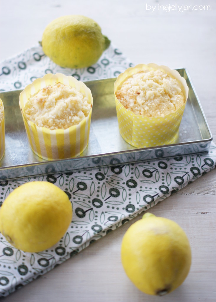 Zitronen Muffins mit Streusseln obendrauf