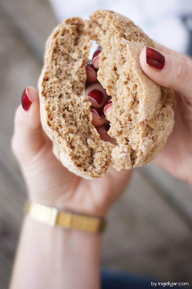 frisch gebackene Roggenbrötchen