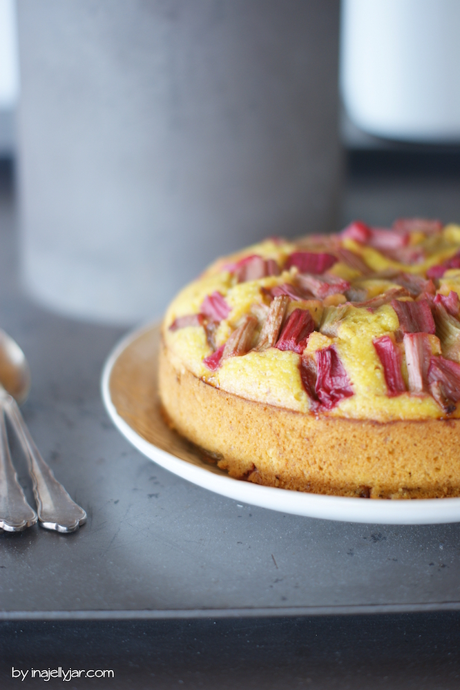 Rhabarber-Polenta-Kuchen mit Mandeln