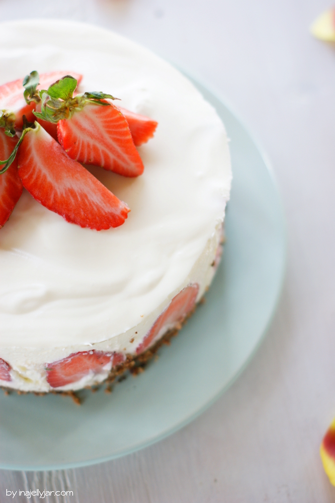 Panna Cotta Torte mit Erdbeeren | inajellyjar.com