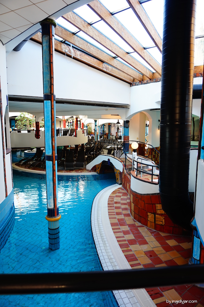 Wunderschön bunte Poollandschaft in der Therme des Rogner Bad Blumau