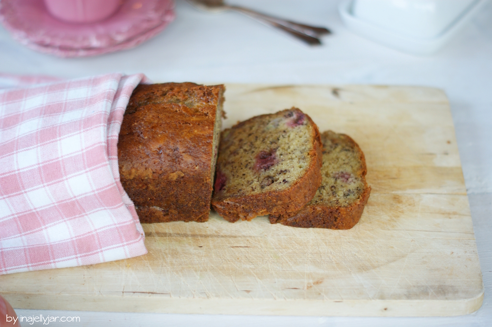 saftiges Bananenbrot mit Erdbeeren